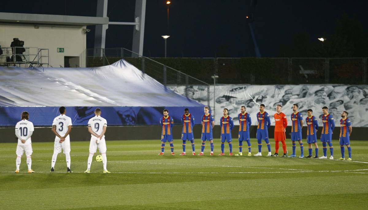 Players of the Real Madrid and the FC Barcelona save a minute of silence