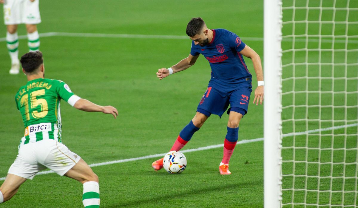 Yannick Carrasco anotando un gol en el Betis-Atleti