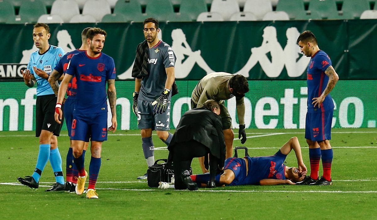 Joao Felix, lesionado durante el partido entre el Betis y Atlético de Madrid