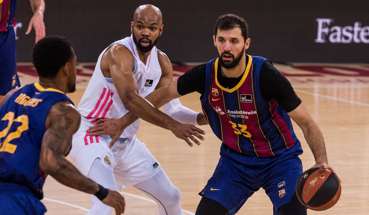 Nikola Mirotic, player of the FC Barcelona, in front of Alex Tyus in the Classical of the League Endesa