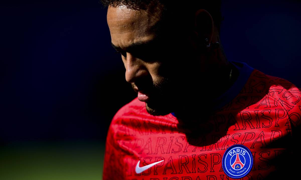 Neymar Jr. en un calentamiento con el PSG