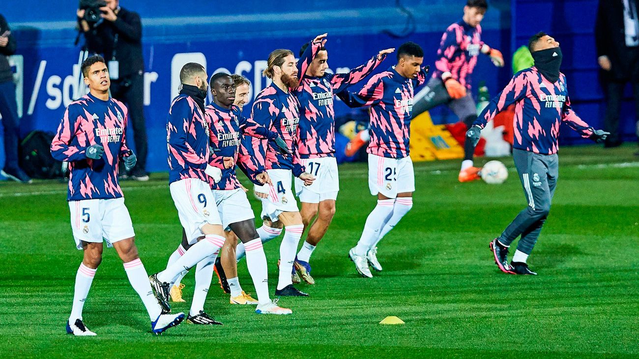 Los jugadores del Madrid calientan antes de un partido