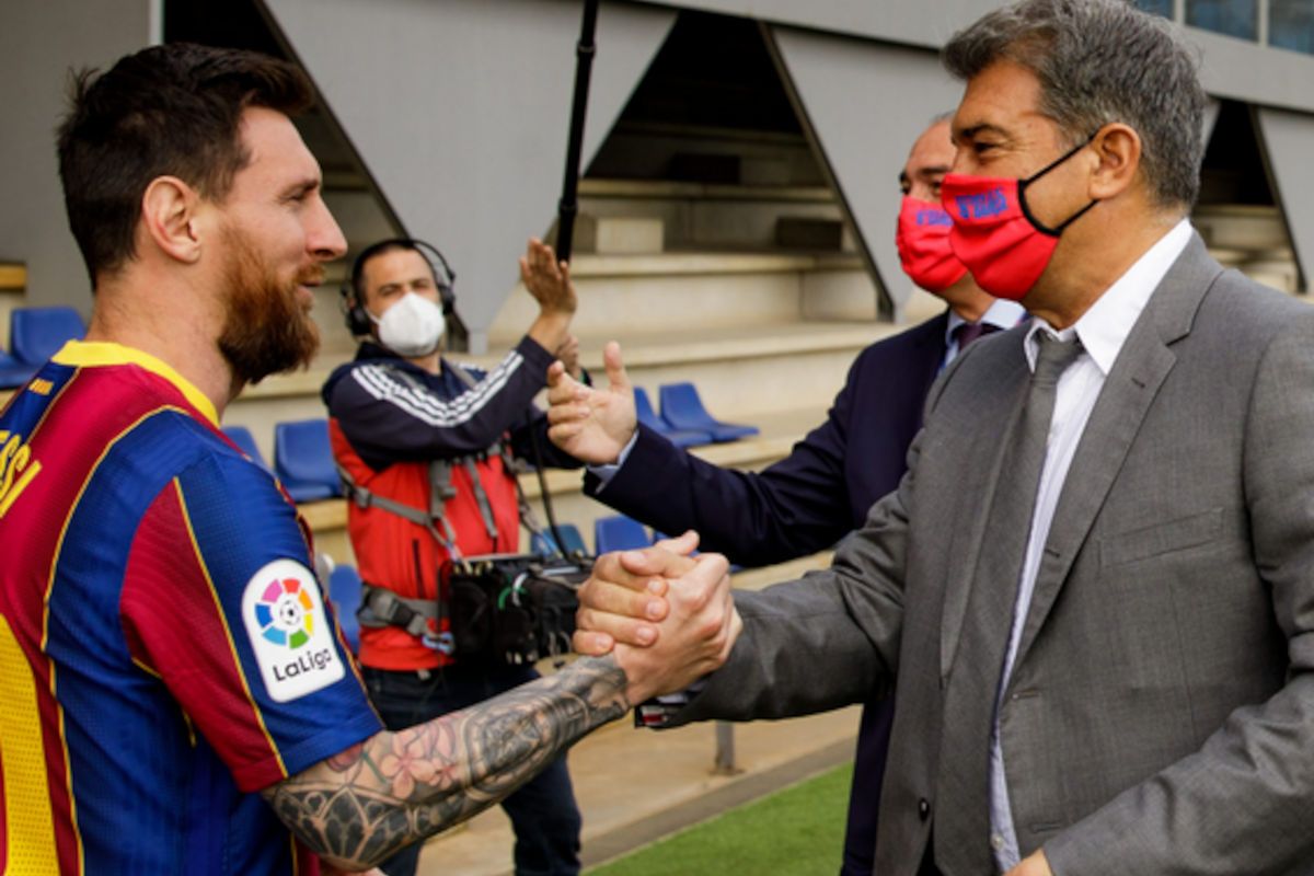 Laporta saludó a Messi durante su visita a la Ciutat Esportiva / Foto: @FCBarcelona_es