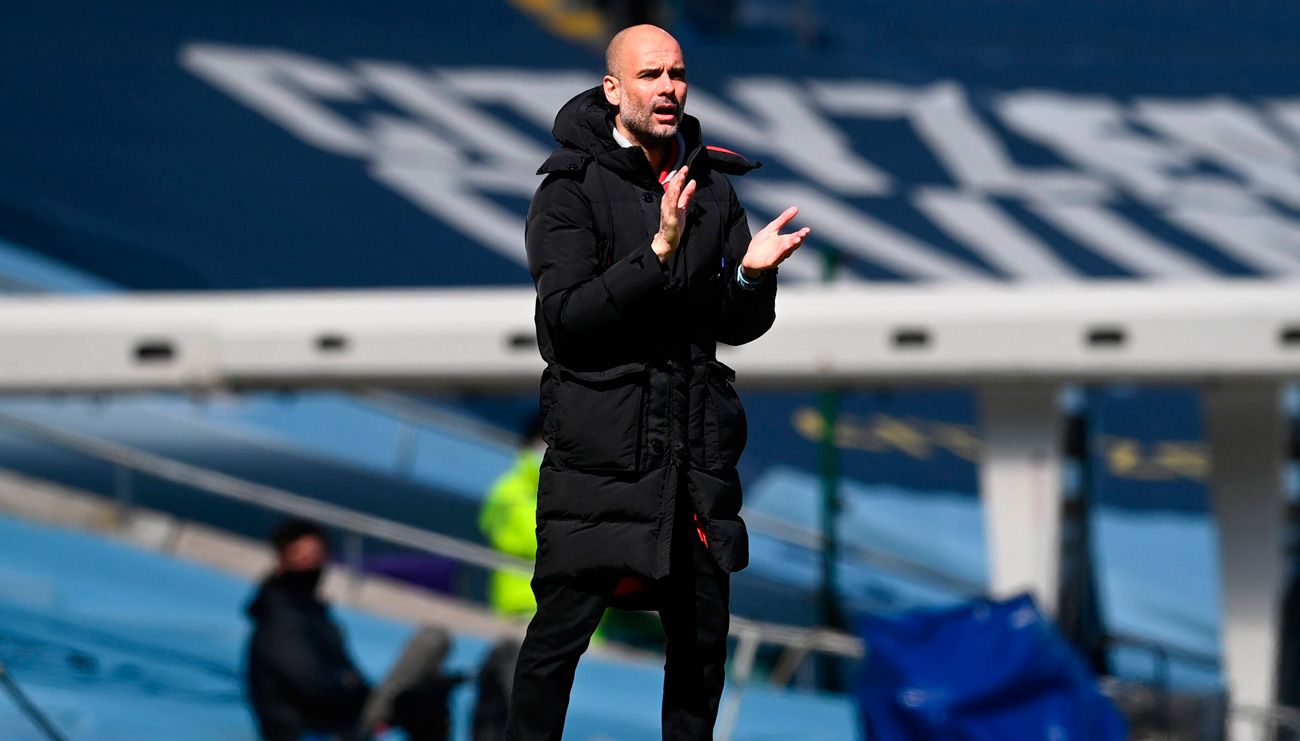 Pep Guardiola applauds in a party of the City