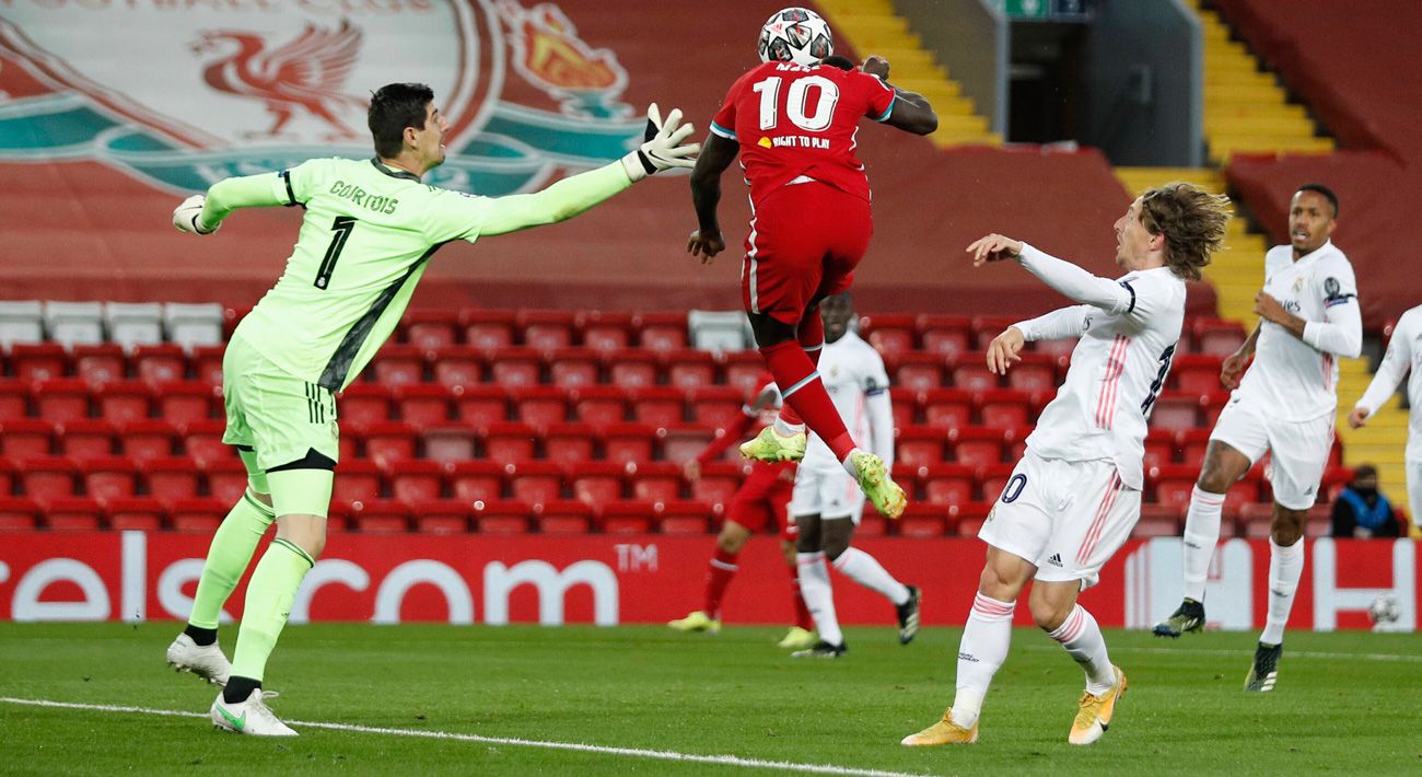 Thibaut Courtois goes out to by the balloon in front of Mané