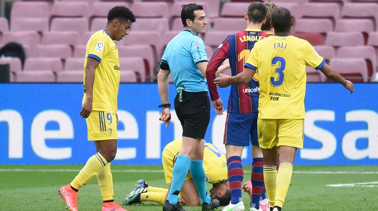 Martínez Munuera after signalling penalti of Lenglet in front of the Cádiz