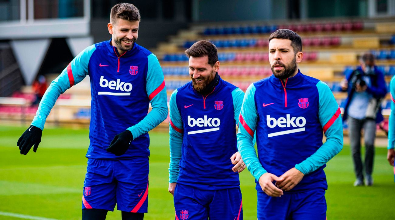Piqué, Messi y Jordi Alba saltan al campo para entrenar / Foto: Twitter oficial FCB