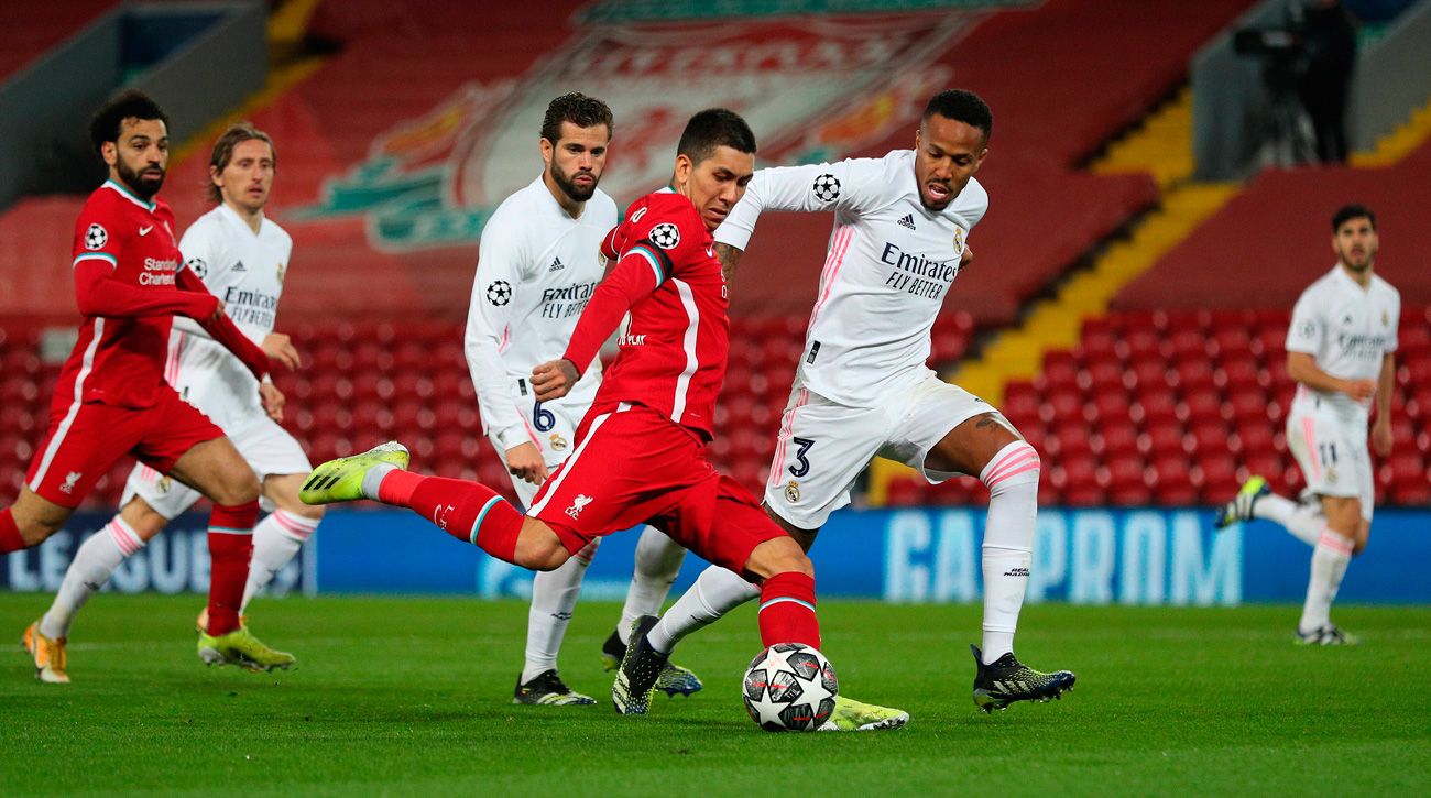 Éder Militao Looks for to cover a shot of Firmino