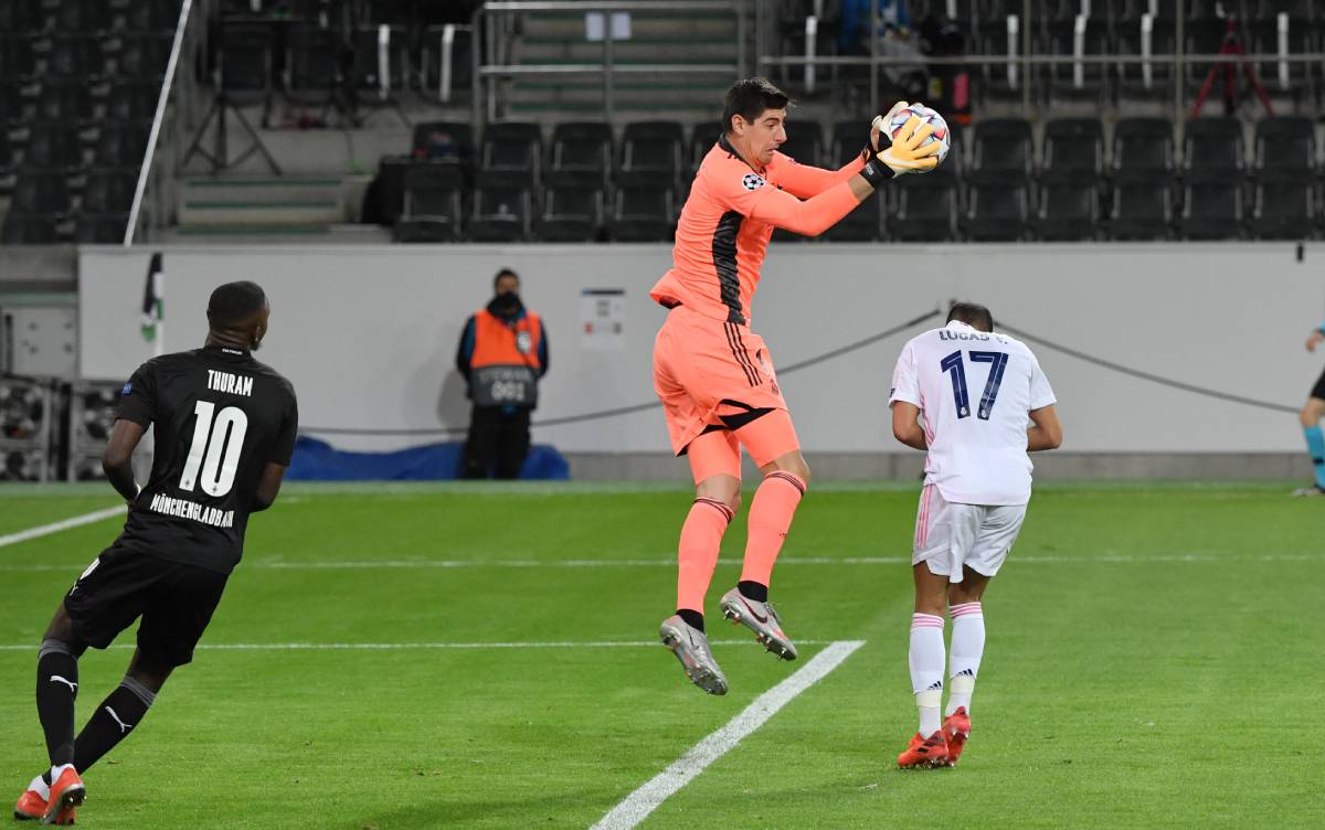 Courtois y Lucas Vázquez en un partido del Madrid