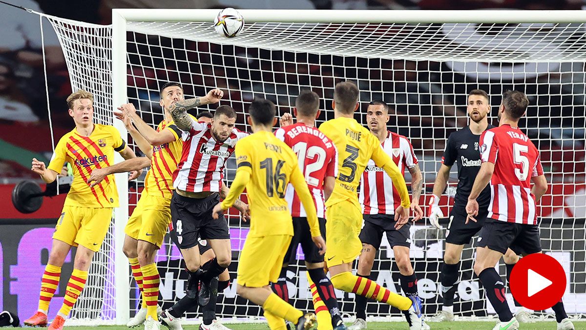 FC Barcelona and Athletic, contesting a divided ball