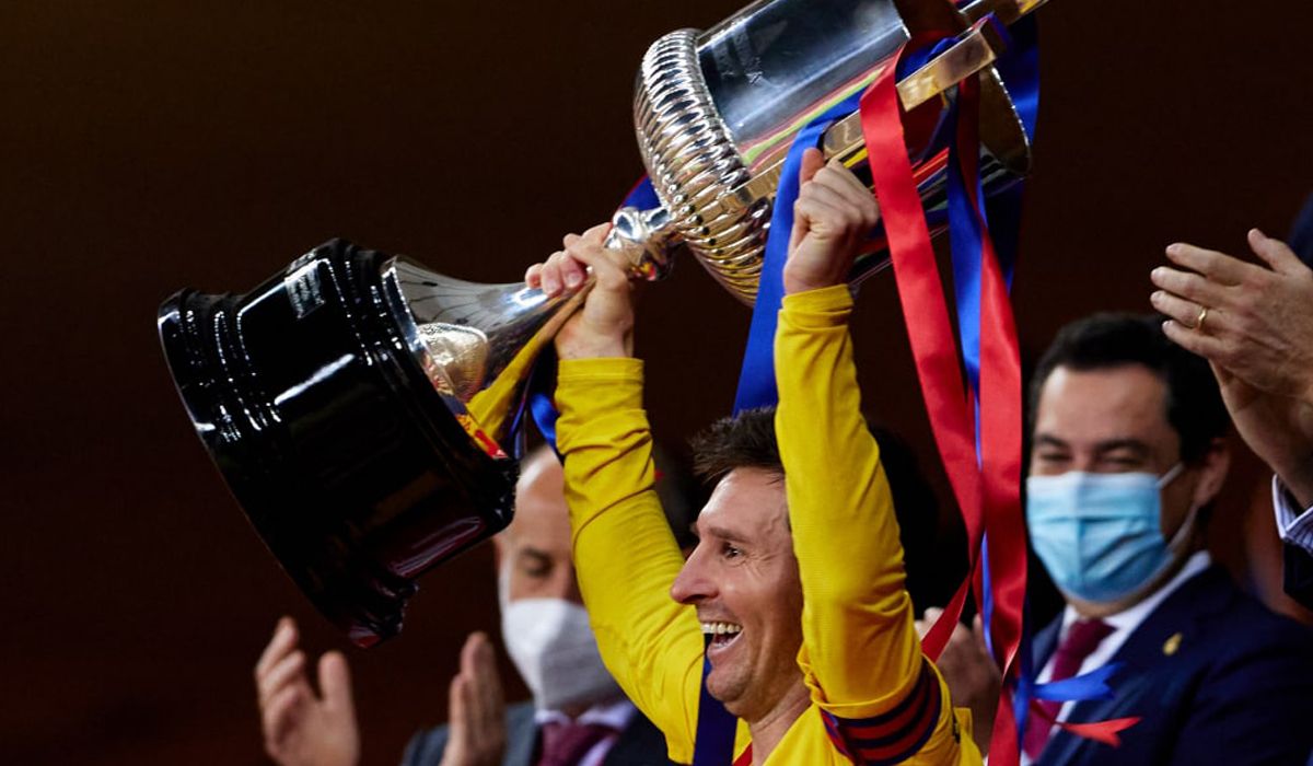 Leo Messi raises the trophy of the Copa del Rey. Image: @FCBarcelona in Twitter