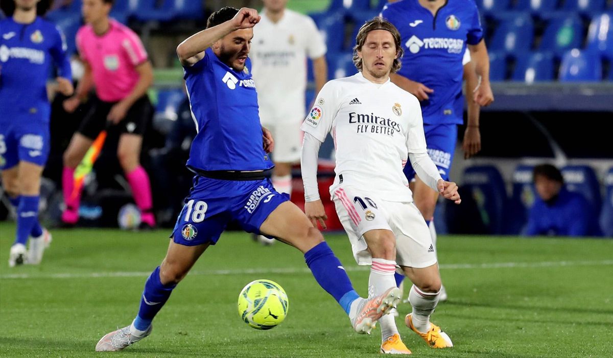 Arambarri y Luka Modric durante el Getafe-Real Madrid de LaLiga