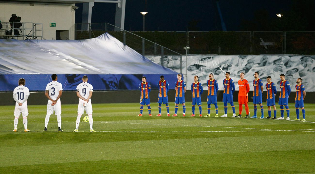 Los jugadores de Madrid y Barça en el minuto de silencio en el Clásico