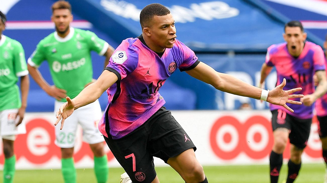 Kylian Mbappé Celebrates a goal with the PSG