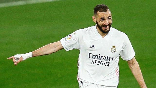 Karim Benzema y Vinicius Jr celebran un tanto del Real Madrid en Champions