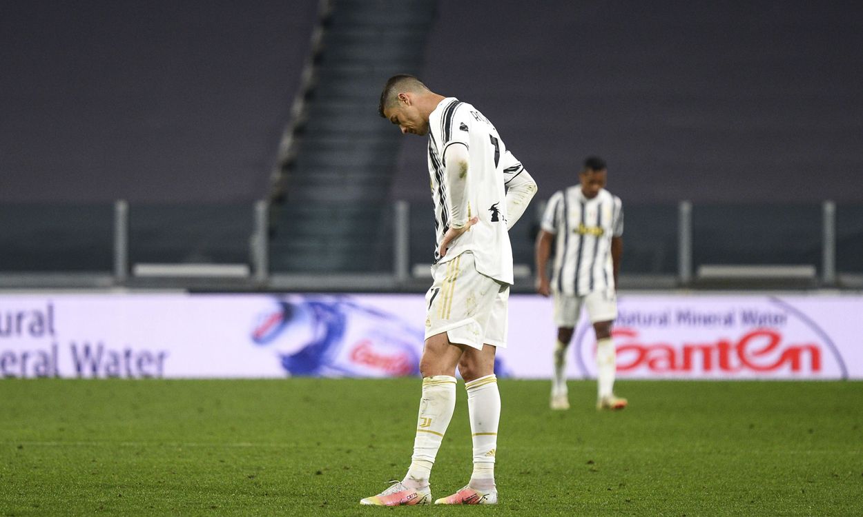 Cristiano ronaldo in a game with the juventus