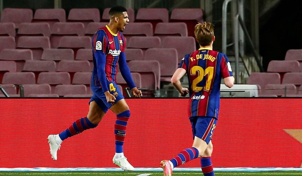 Ronald Araújo celebrates his goal in front of the Getafe