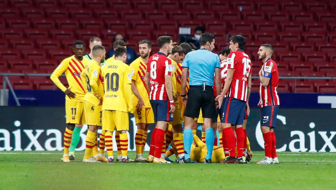 Los jugadores del Barça y el Atlético en el partido de Liga