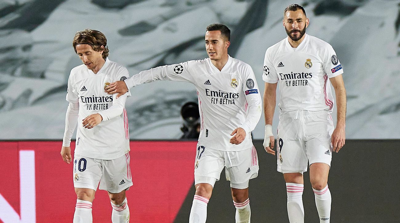 Luka Modric, Lucas Vázquez and Karim Benzema celebrate a goal