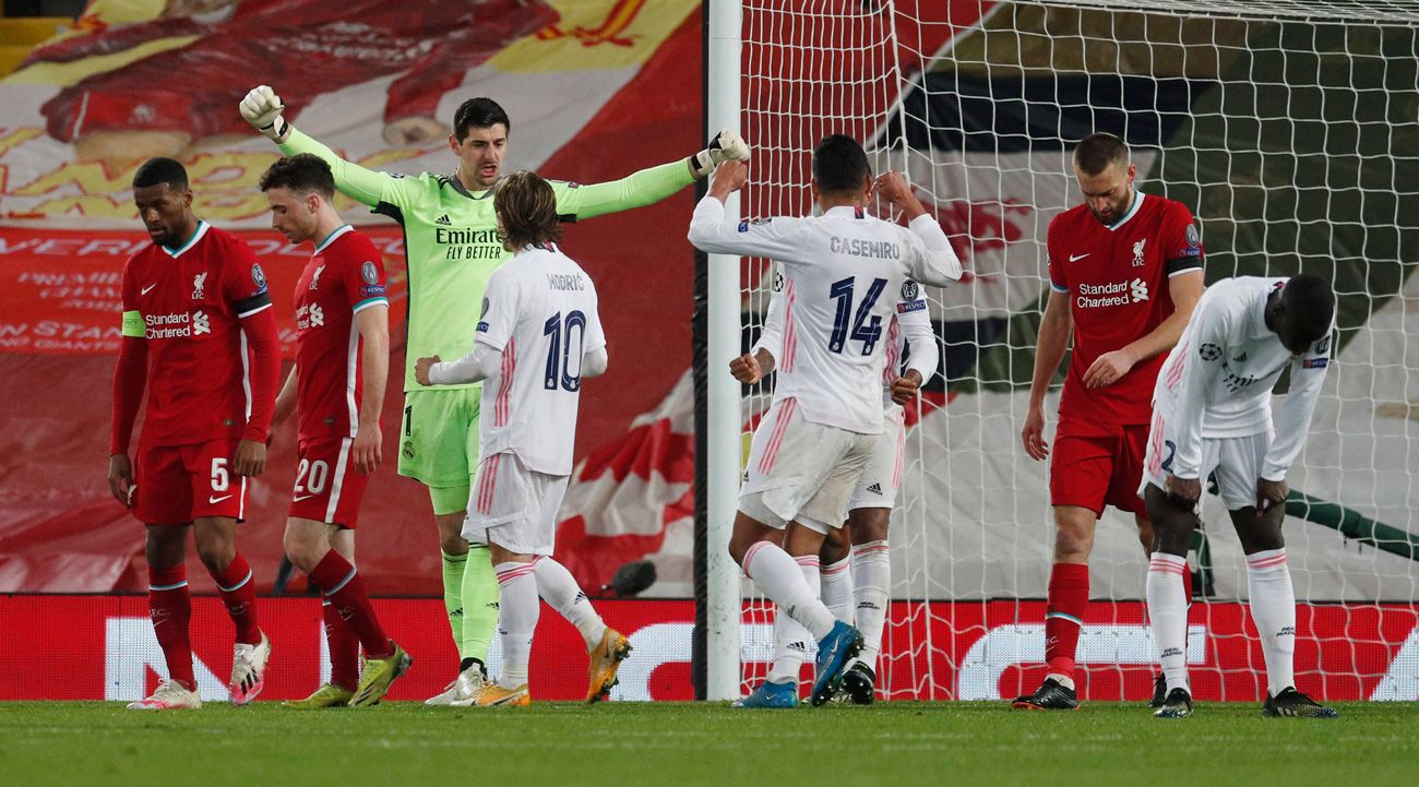 Los jugadores del Madrid celebran el pase en Champions