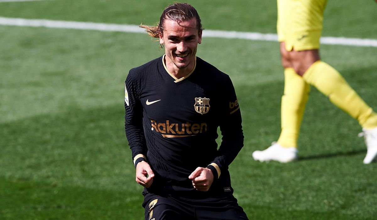 Griezmann, celebrating a goal in front of the Villarreal