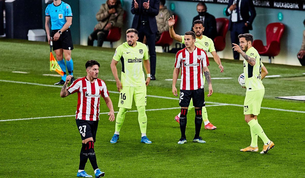 Los jugadores del Athletic y Atlético de Madrid, en un partido de LaLiga