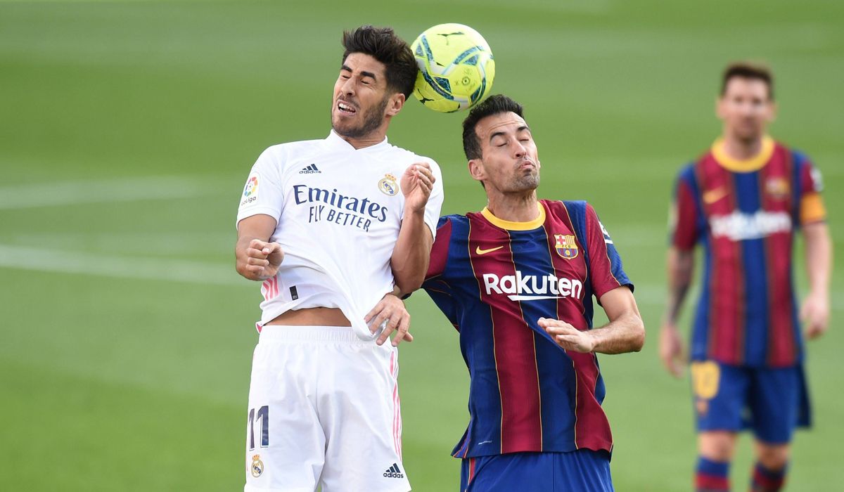 Marco Asensio and Sergio Busquets, during a Madrid-Barça