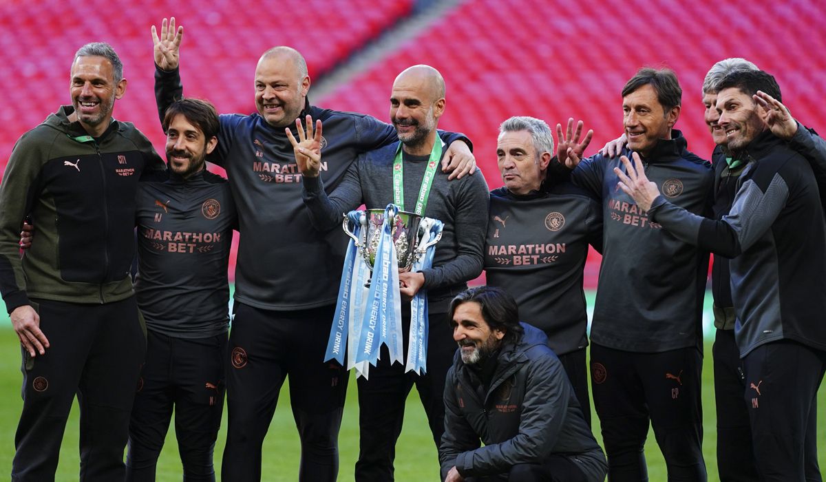 Pep Guardiola celebrando la Carabão Cup con su staff técnico