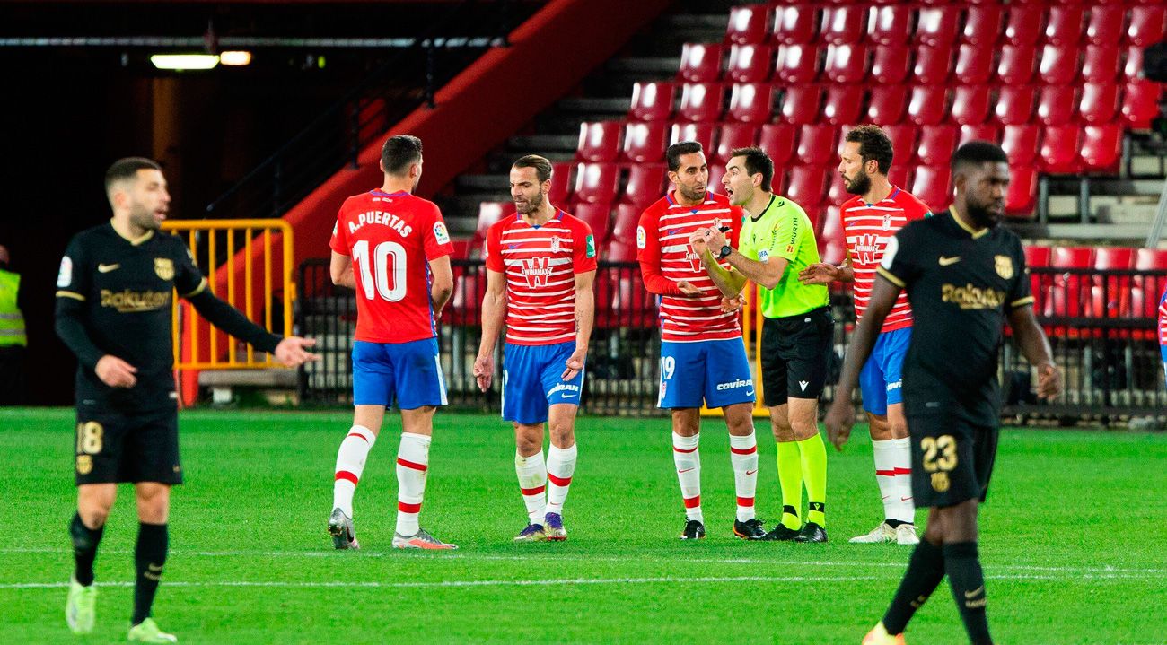 The players of the Granada protest to the referee