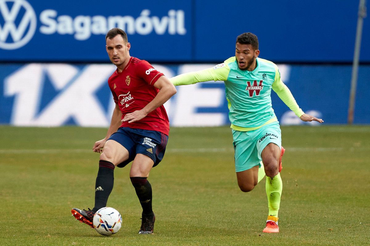 El delantero del Granada Luis Javier Suárez en un partido