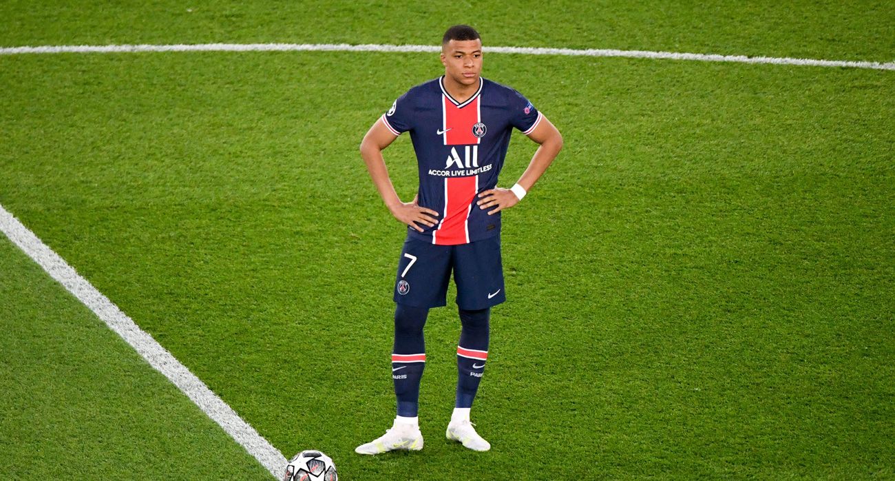 Kylian Mbappé Before taking out of centre