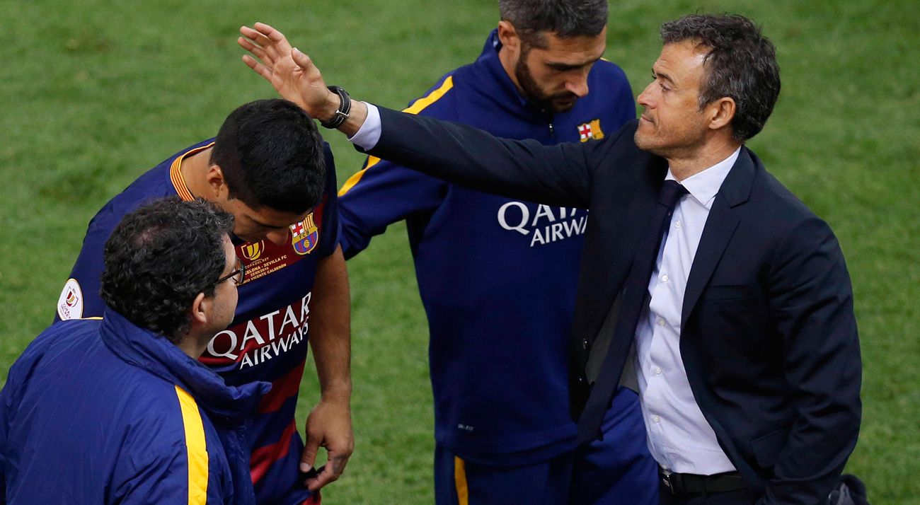 Luis Enrique le da una colleja cariñosa a Suárez