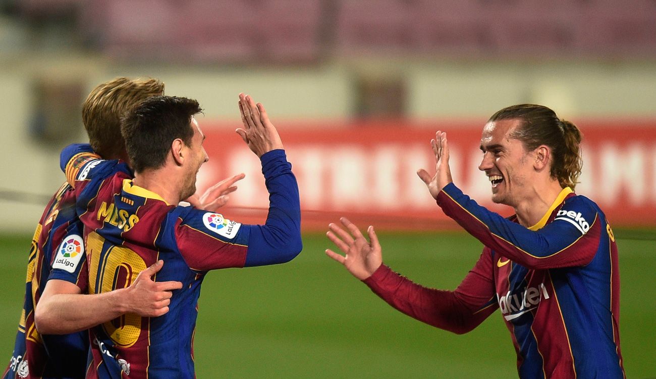 Messi celebra un gol con Griezmann