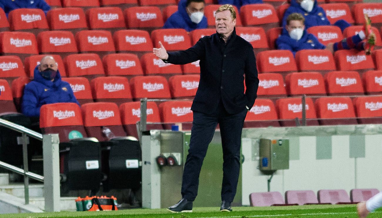 Ronald Koeman protesta una jugada