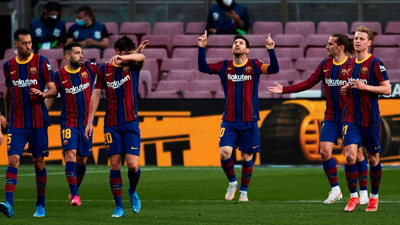 The players of the Barça celebrate the 1-0 in front of the Granada