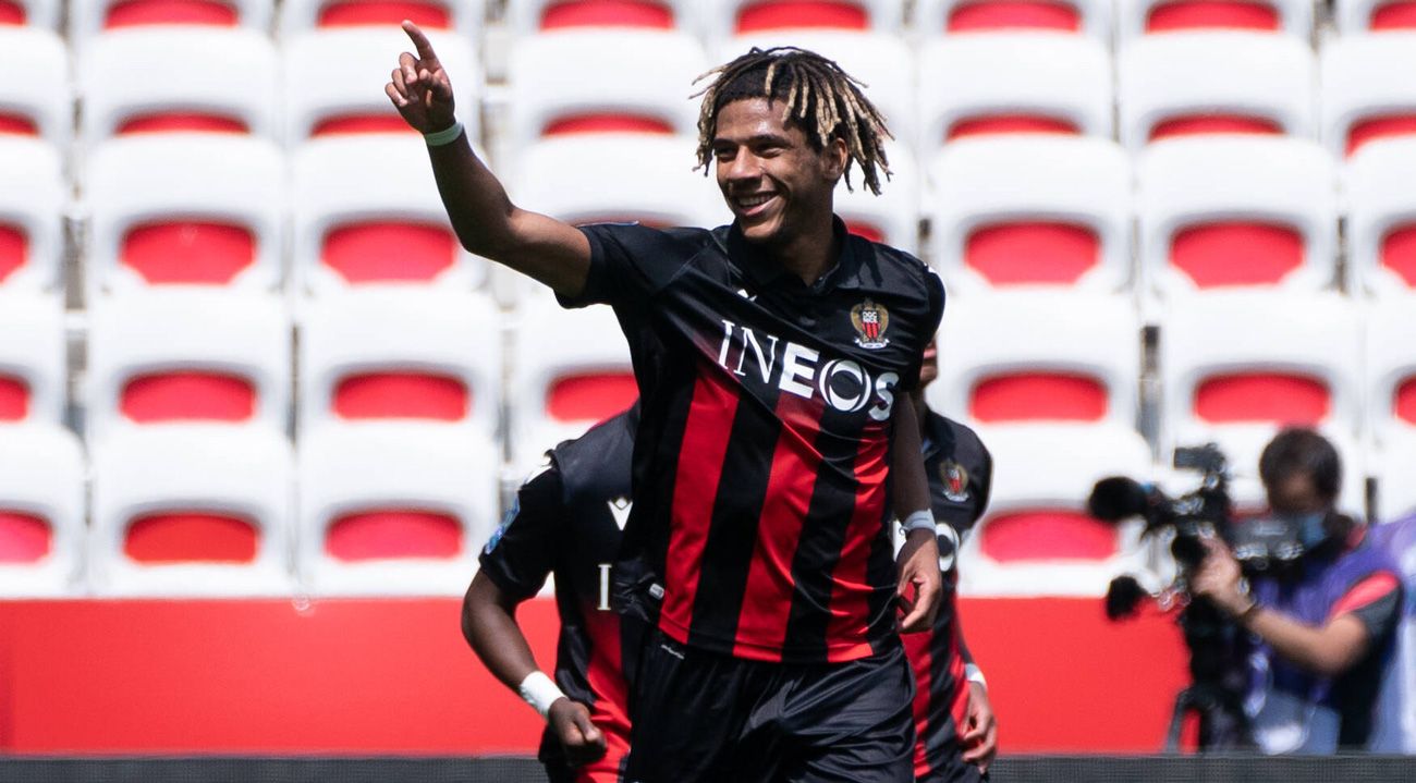 Todibo Celebrates a goal with the Nice