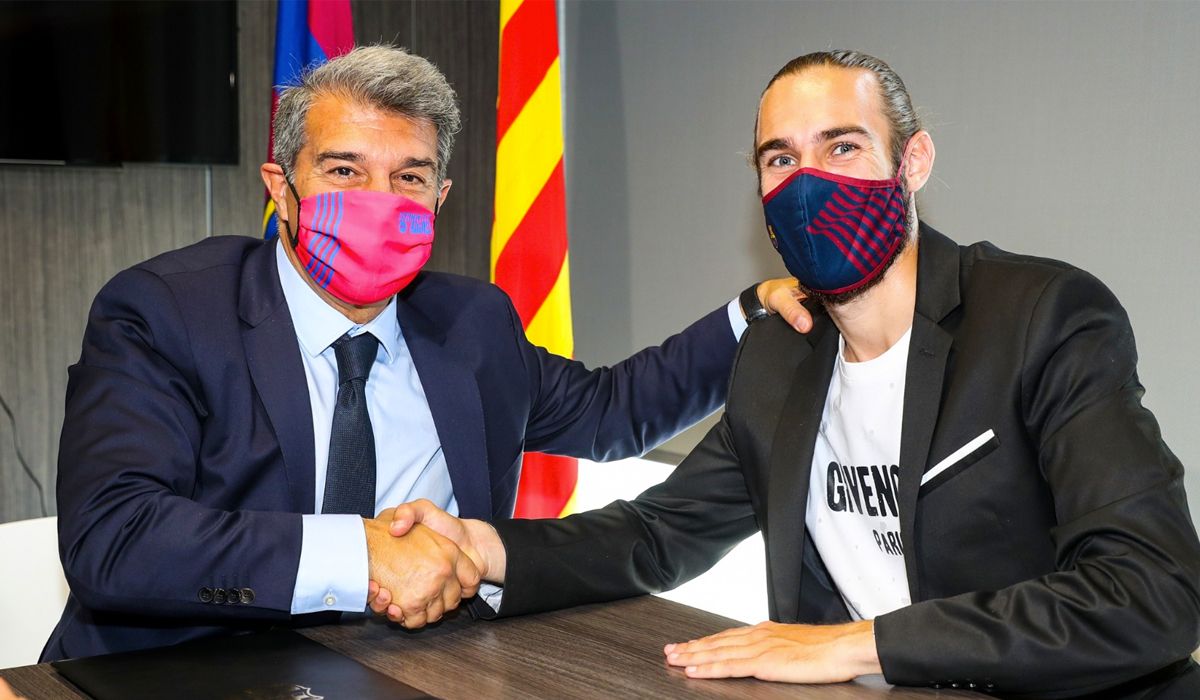 Oscar Mingueza y Joan Laporta, en la renovación del canterano. Imagen: @FCBarcelona_es en Twitter