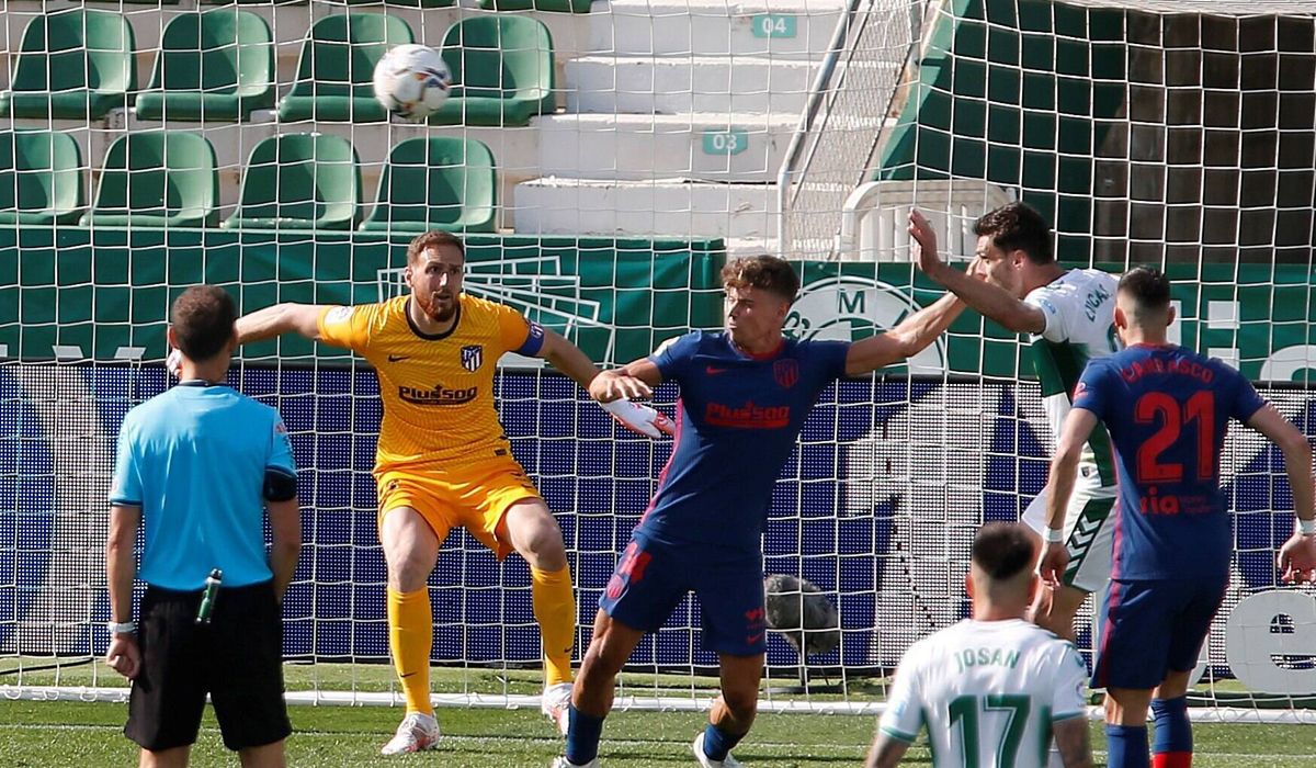 Acción del penal a favor del Elche ante el Atlético de Madrid en LaLiga