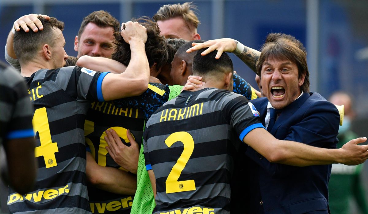 Antonio Conte y los jugadores del Inter celebrando un gol