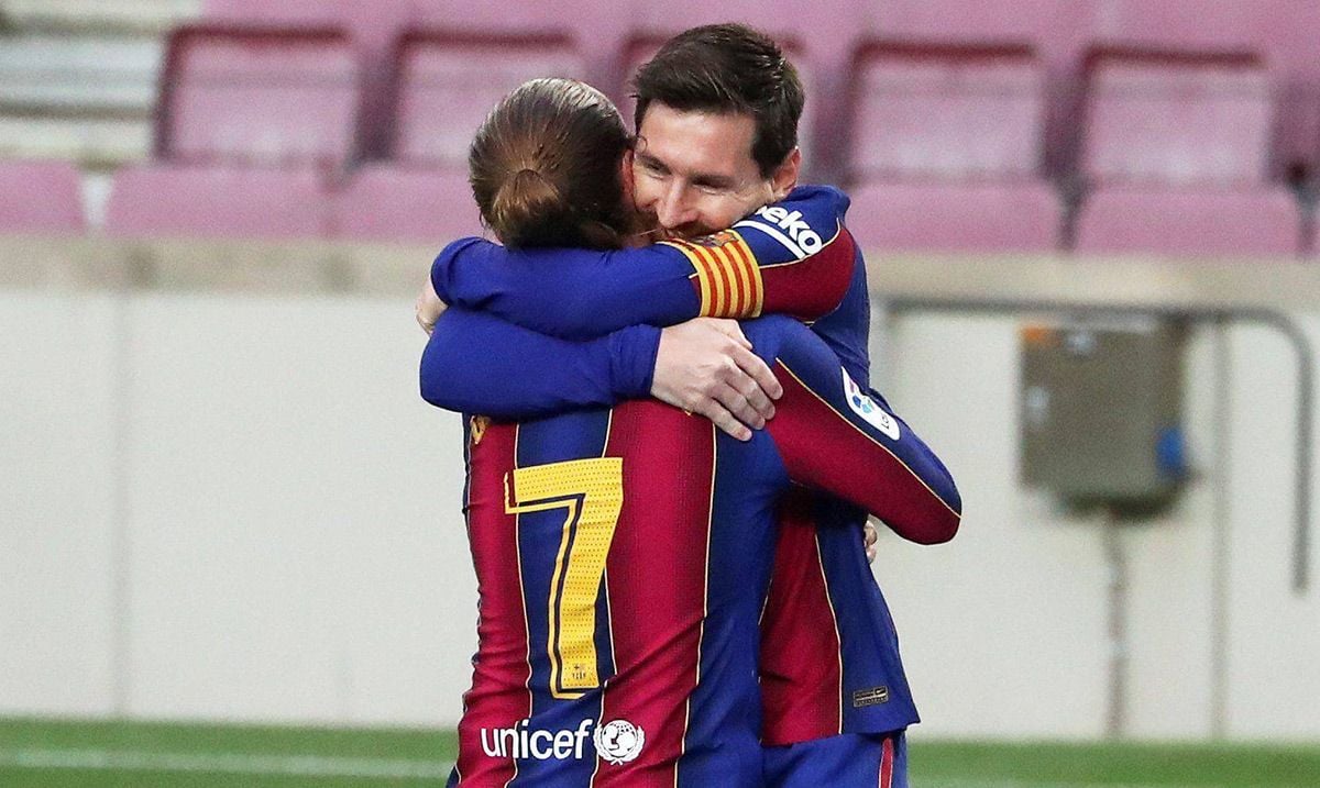 Leo Messi and Griezmann, celebrating one of the goals in front of Valencia