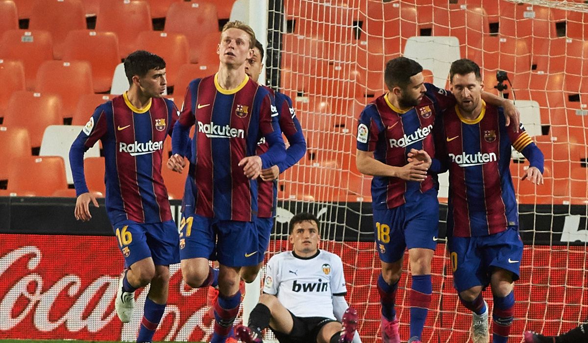 The players of the Barça celebrate a goal of Leo Messi in front of Valencia