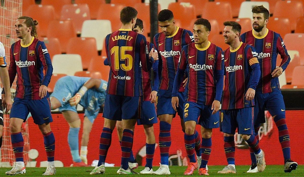 Los jugadores del Barça, durante el Valencia-Barça de LaLiga