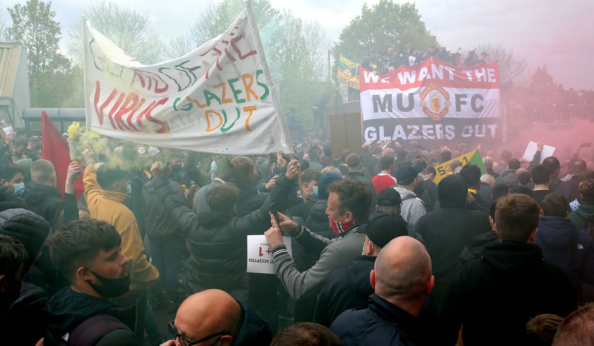 Los fanáticos del Manchester united, protestando en las afueras del Old Trafford