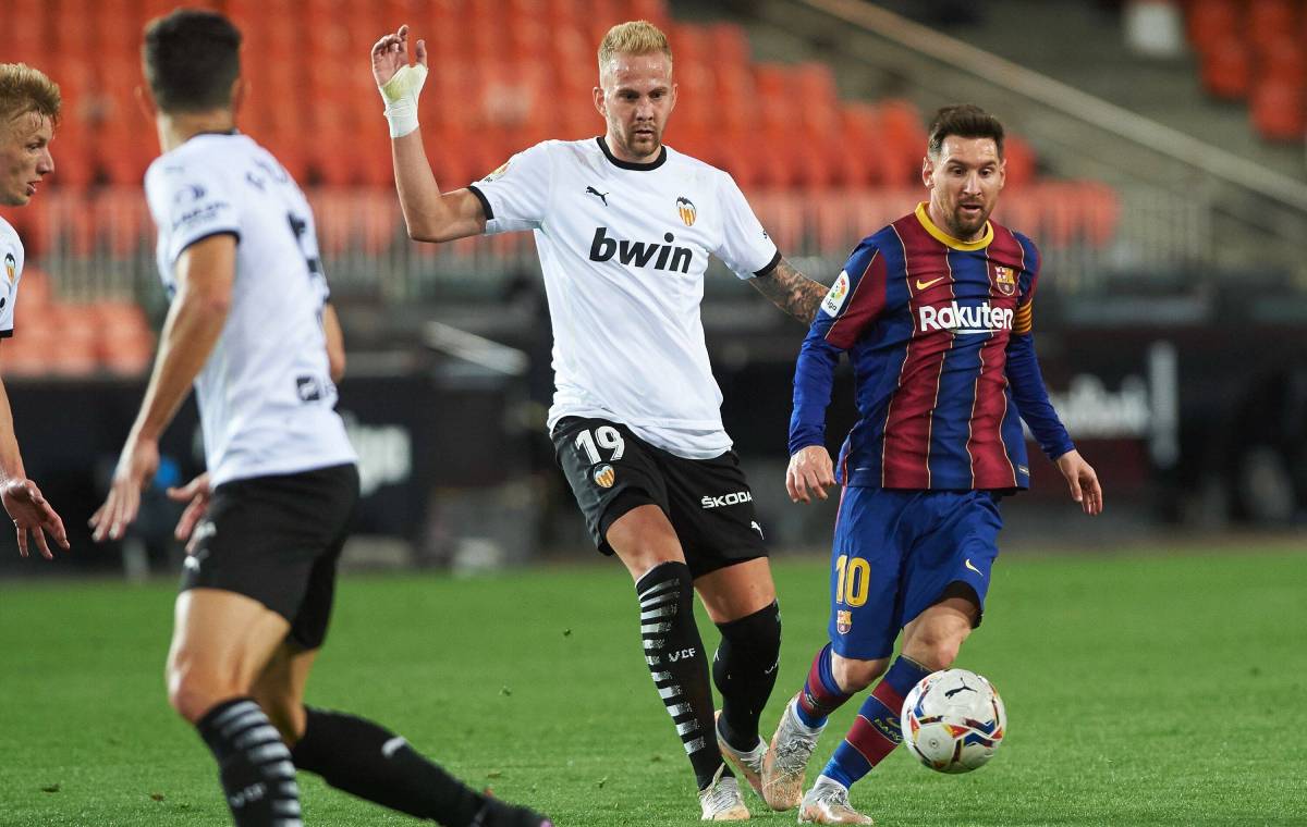 Lionel Messi, captain of the FC Barcelona, in front of Valencia