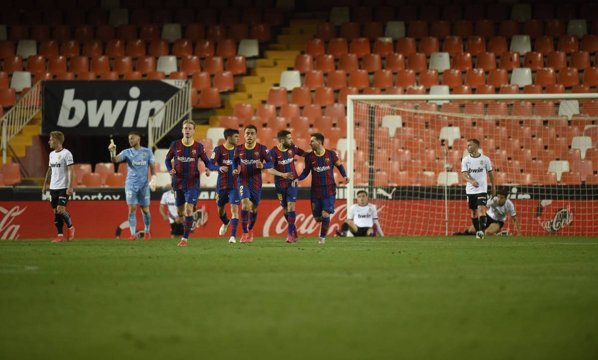 Players of the Barça celebrate a goal in front of Valencia