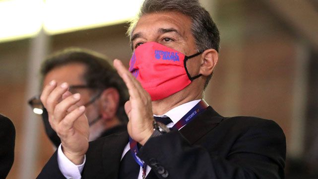 Laporta lucha contra la crisis financiera y mantener a los jugadores contentos