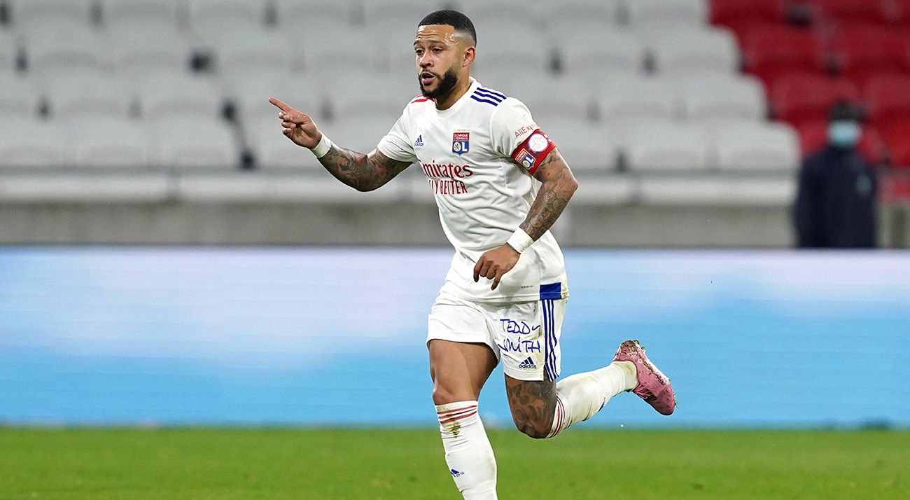 Memphis Depay en un partido con el Lyon