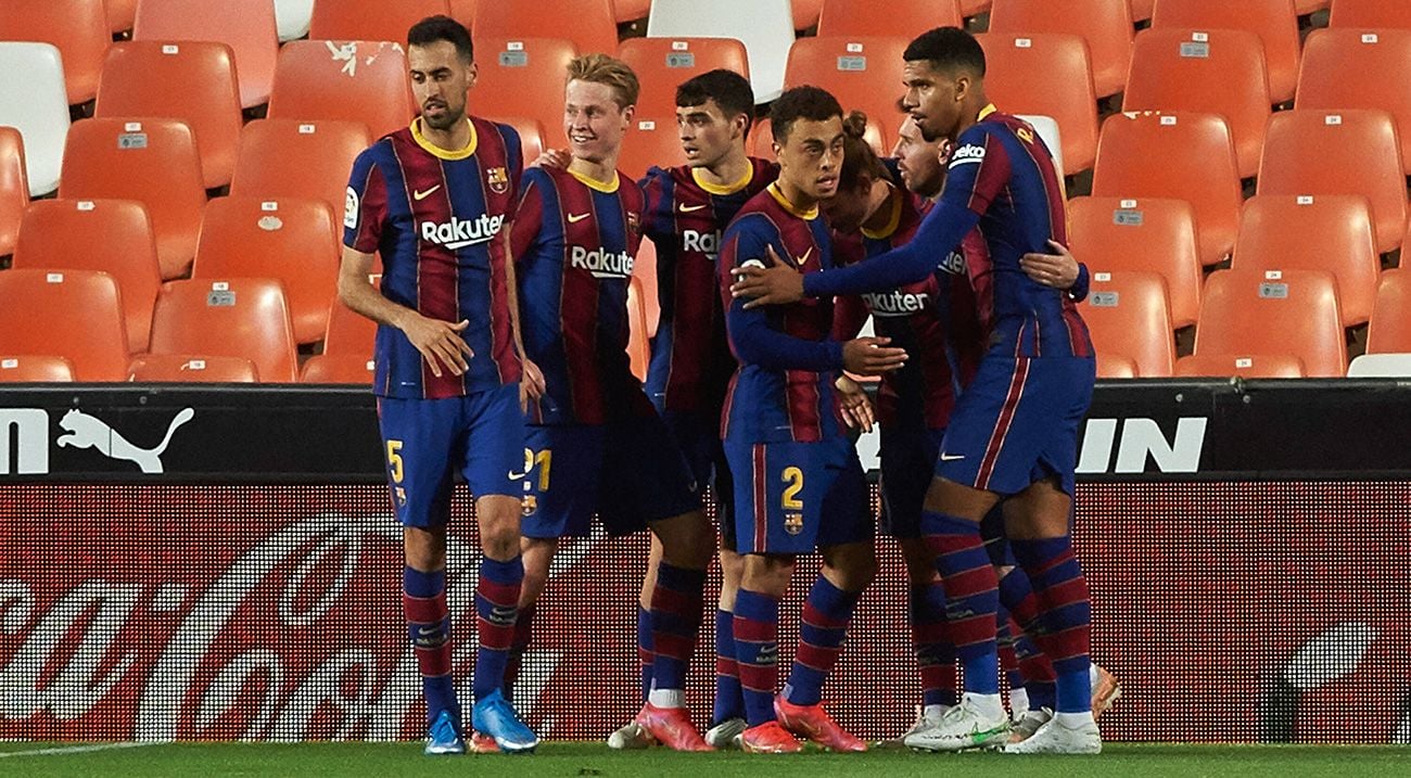 The players of the Barça celebrate a goal in Mestalla