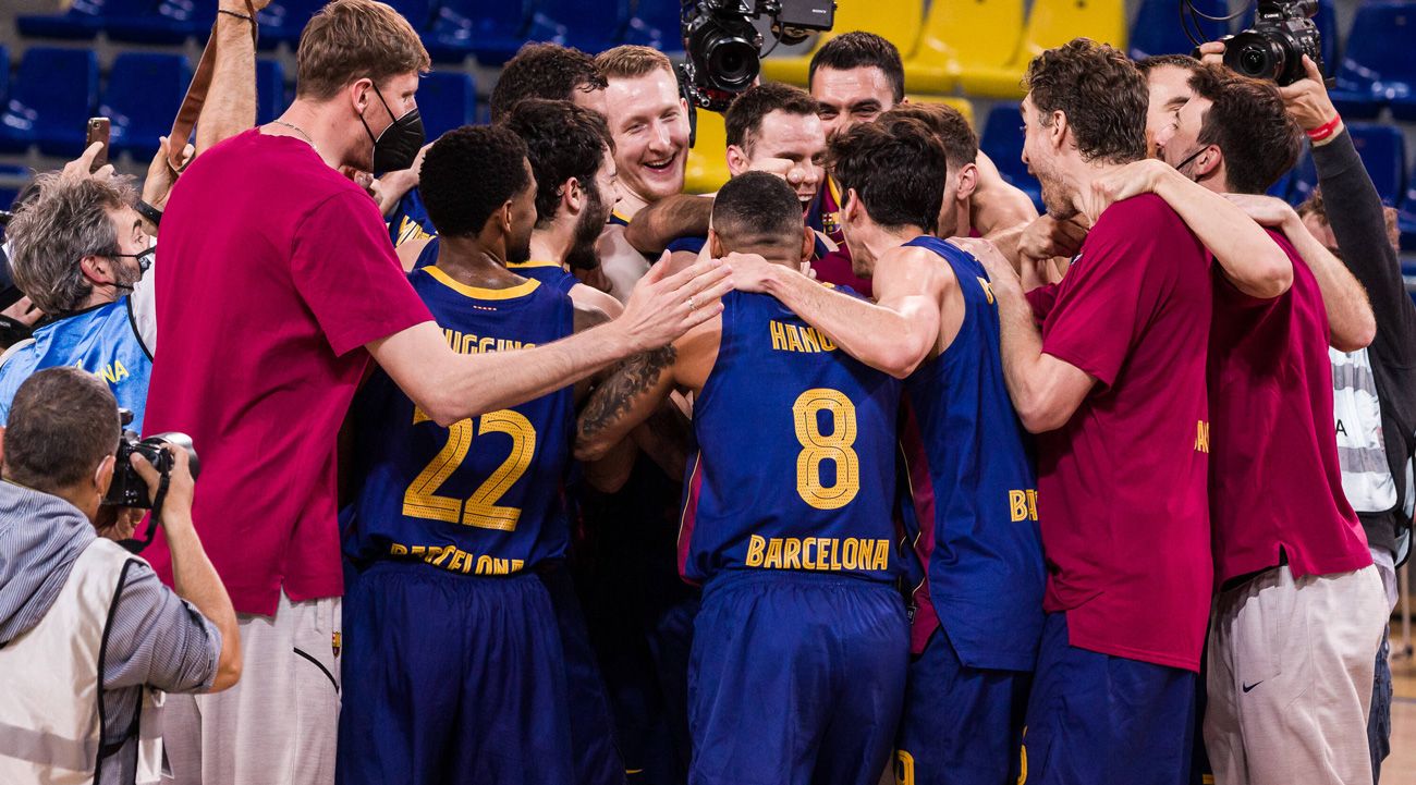 Los jugadores del Barça de Baloncesto celebran la victoria