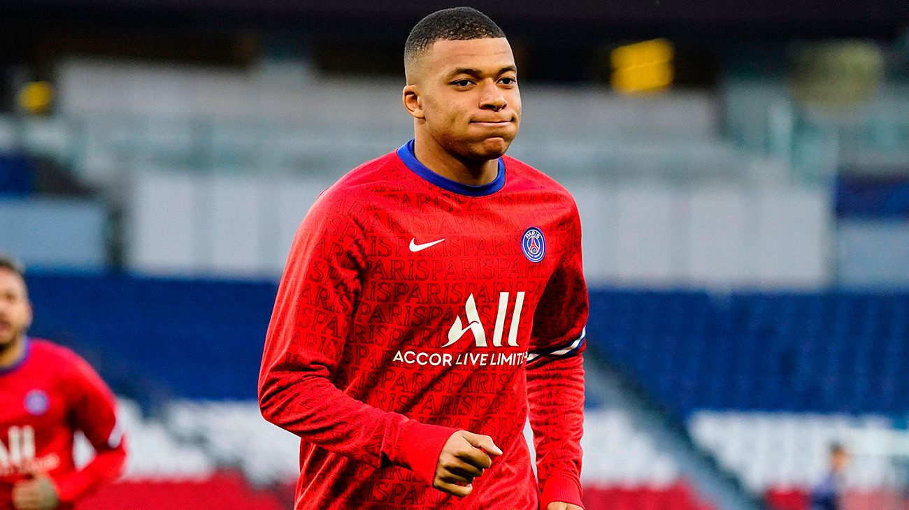 Kylian Mbappé In a warming with the PSG